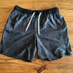 Vuori Linerless Workout Shorts – Size M |